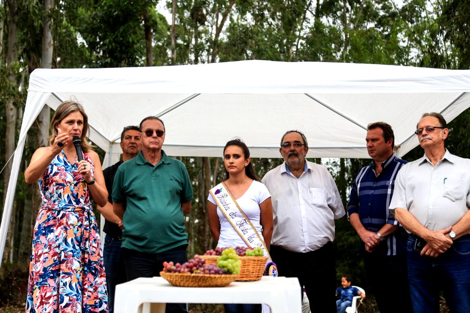27.01.2018 - Prefeita Paula Mascarenhas durante abertura e Festa da Colheita da Uva, 8º Distrito, Colônia Santa Helena, propriedade de Dirceu Kurz - Foto: Gustavo Vara