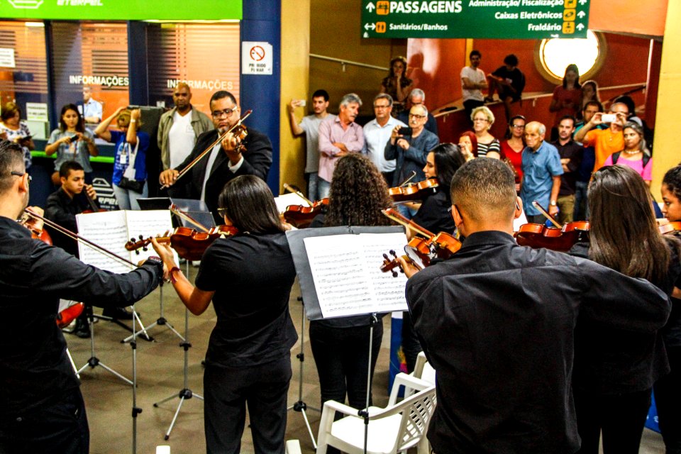 18.01.2018 - Orquestra de Câmara do Sesc/MG se apresenta na Rodoviária de Pelotas