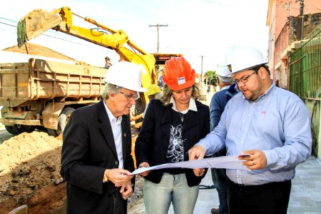 24.10.2017 - Prefeita Paula Mascarenhas em visita às obras do Sanep, ruas: Barros Cassal, Joaquim Vieira da Cunha, Arnaldo Mesquita de Menezes, Henrique Lorea