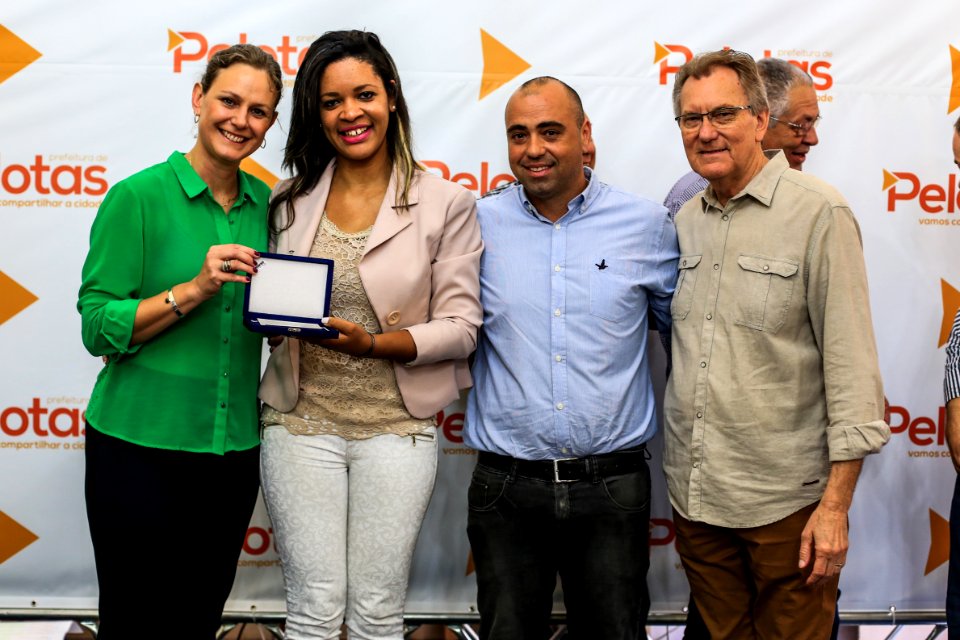 21.12.2017 - Prefeita Paula Mascarenhas e vice Idemar Barz no café da manhã com servidores