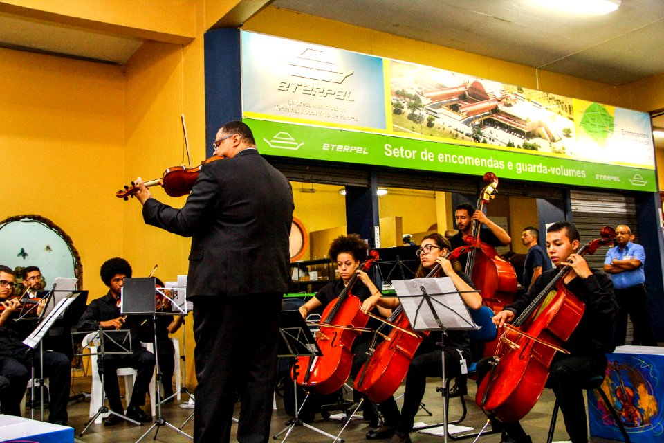 18.01.2018 - Orquestra de Câmara do Sesc/MG se apresenta na Rodoviária de Pelotas