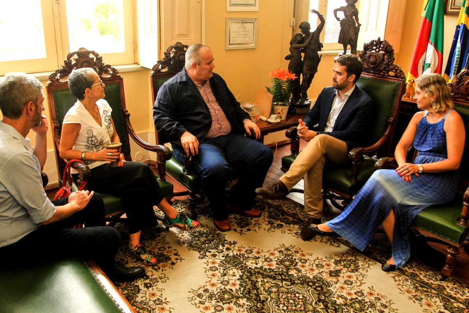 25.01.2019 - Prefeita Paula Mascarenhas e o Governador do Rio Grande do Sul, Eduardo Leite em reunião com as presenças do secretário especial de Cultura,Henrique Pires, da secretária Estadual de Cultura, Beatriz Araújo e do Secretário de Cultura Giogio Ro