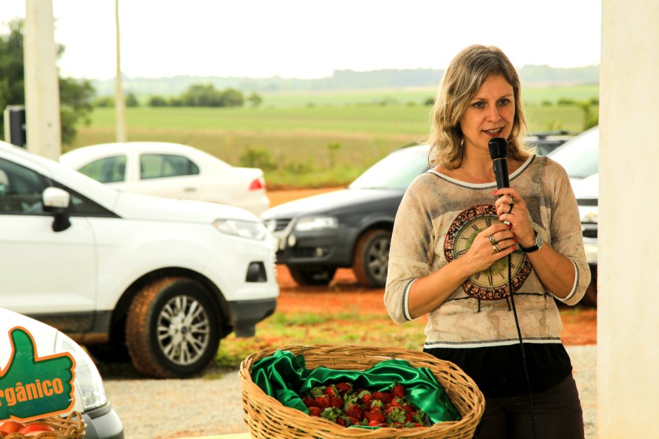 06.12.2017 - Prefeita Paula Mascarenhas durante inauguração da Agroindústria Sul Ecológica na Estrada da Gama na colônia de Pelotas