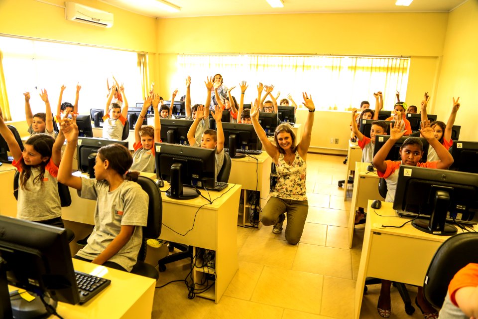 13.12.2017 - Prefeita Paula Mascarenhas durante entrega de laboratório Khan Academy na EMEF Dom Francisco de Campos Barreto