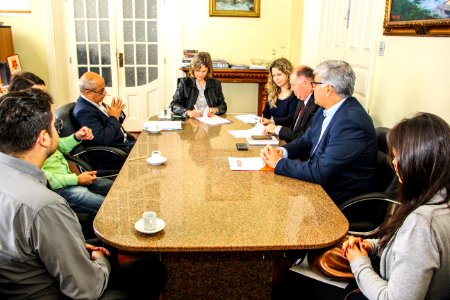 26.10.2017 - Prefeita Paula Mascarenhas na assinatura de contrato para construção de pórticos nas vias de acesso ao Município