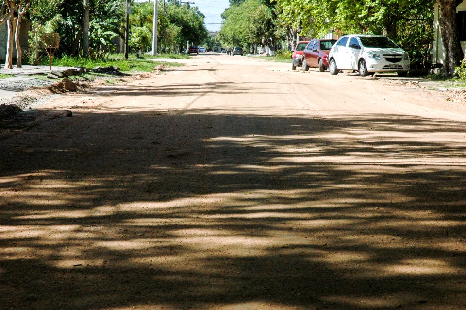 29.11.2017 - SSUI, colocação de saibro em ruas no bairro Laranjal
