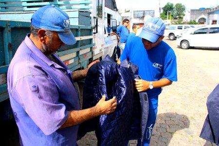 04.04.2018 - SANEP - Entrega de jaquetas de inverno - Foto Marcel Avila