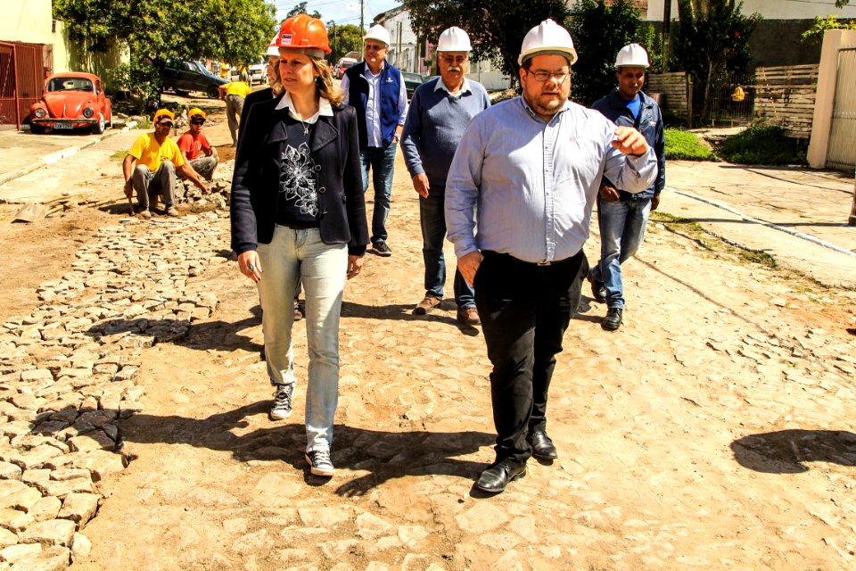24.10.2017 - Prefeita Paula Mascarenhas em visita às obras do Sanep, ruas: Barros Cassal, Joaquim Vieira da Cunha, Arnaldo Mesquita de Menezes, Henrique Lorea