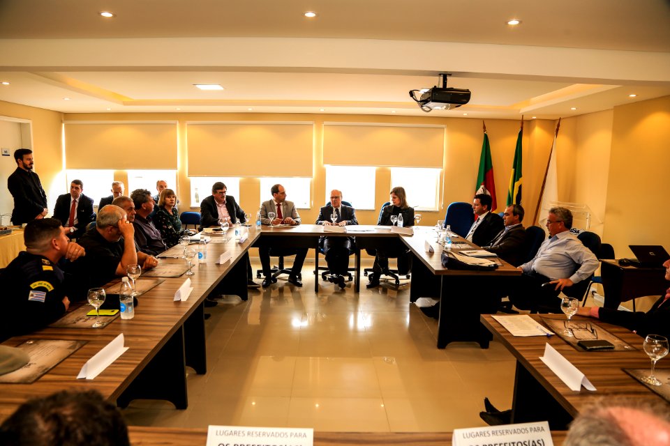 17.11.2017 - Prefeita Paula Mascarenhas na reunião da Azonasul com o Secretário Estadual de Segurança Pública, Cezar Schirmer