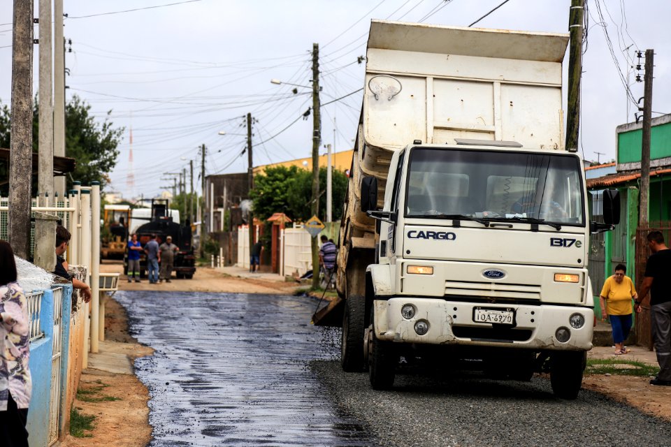 21.12.2017 - Prefeita Paula Mascarenhas e vice Idemar Barz visitam as obras no prolongamento da rua Paulo Guilayn