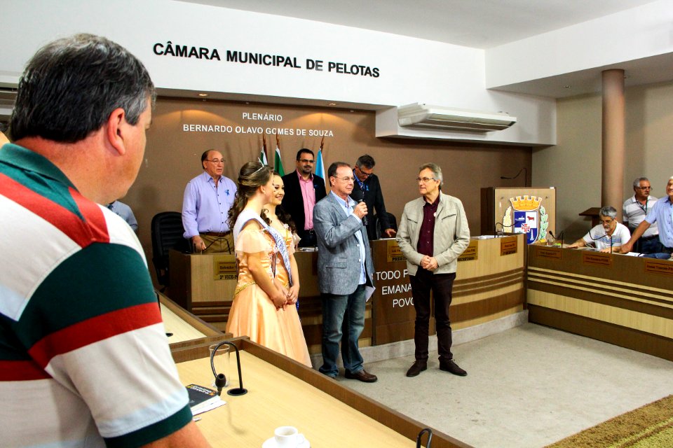 07.11.2017 - Vice-prefeito Idemar Barz e Corte do Pêssego 2017 em visita a Câmara de Vereadores