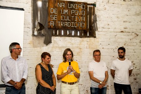07.04.2018 - Prefeita Paula Mascarenhas, o vice Idemar Barz, acompanhados do ex prefeito de Pelotas Eduardo Leite e vereadores durante  inauguração da Rede Bem Cuidar na UBS Sanga Funda - Foto: Gustavo Vara