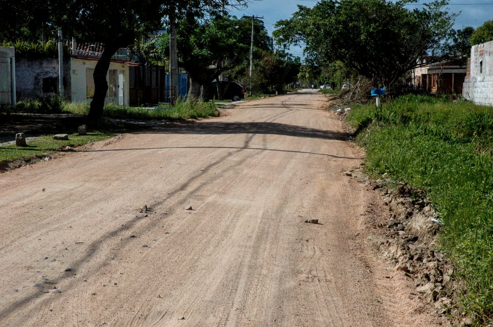 29.11.2017 - SSUI, colocação de saibro em ruas no bairro Laranjal