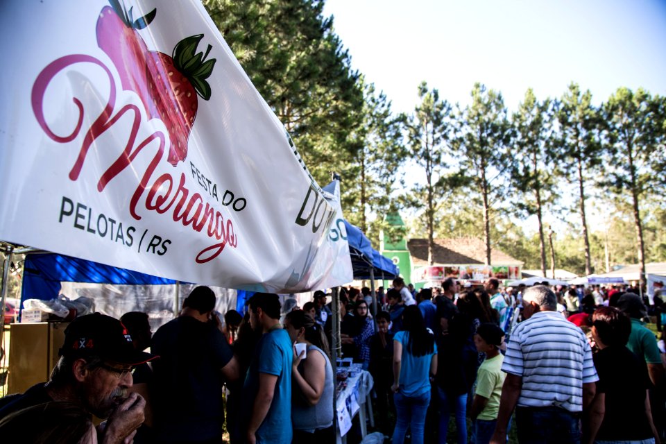 12.11.2017 - 1ª Festa do Morango é atração na comunidade do Redentor, na Estrada da Gama, localizada no Monte Bonito. Com a presença do secretário municipal Jair Seidel, vice prefeito Idemar Barz e a prefeita Paula Mascarenhas