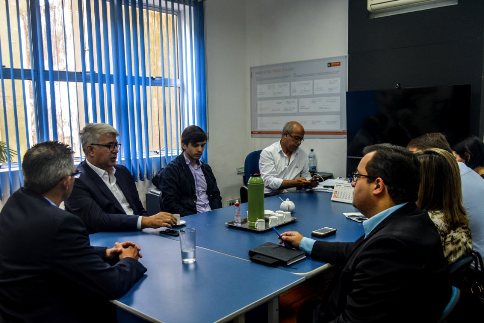 04.12.2017 - Prefeito em exercício Luiz Henrique Viana participa da reunião semanal do comitê gestor do programa de parcerias do munícipio.