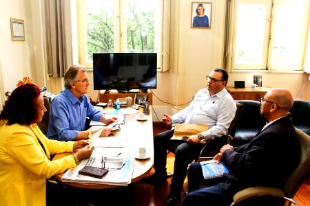 17.11.2017 - Vice-prefeito Idemar Barz e secretária de Governo Clotilde Victória recebem o convite para palestra sobre comércio virtual promovida pelos Correios