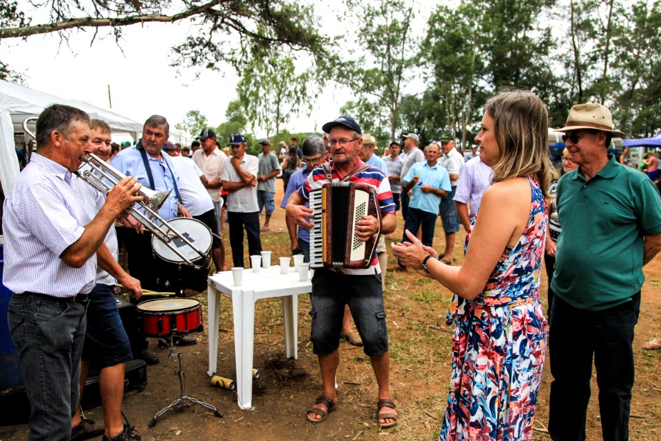 27.01.2018 - Prefeita Paula Mascarenhas durante abertura e Festa da Colheita da Uva, 8º Distrito, Colônia Santa Helena, propriedade de Dirceu Kurz - Foto: Gustavo Vara