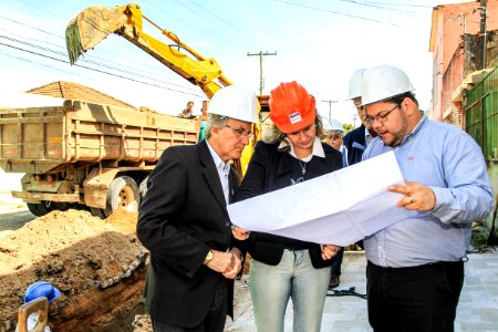 24.10.2017 - Prefeita Paula Mascarenhas em visita às obras do Sanep, ruas: Barros Cassal, Joaquim Vieira da Cunha, Arnaldo Mesquita de Menezes, Henrique Lorea