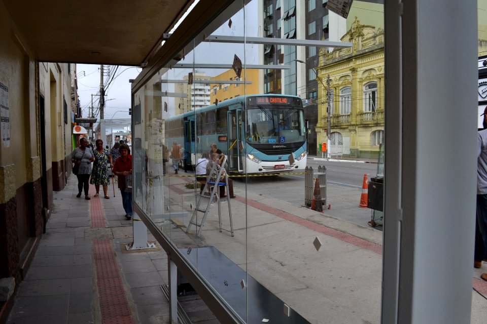 04.04.2018- SEPLAG - Colocação de vidros parada de onibus Osorio -Foto Janine Tomberg (4)
