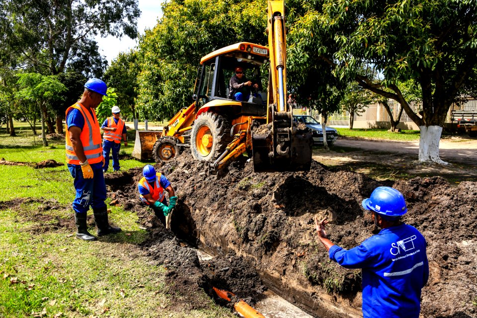 24.10.2017 - Ações do Sanep no bairro Laranjal
