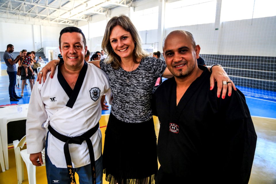 05.01.2018 - Prefeita Paula Mascarenhas na entrega das faixas pretas aos alunos de escolas municipais do Dunas e membros dos projeto Vida Ativa e Quem Luta Não Briga