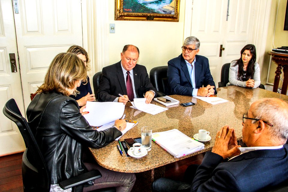26.10.2017 - Prefeita Paula Mascarenhas na assinatura de contrato para construção de pórticos nas vias de acesso ao Município