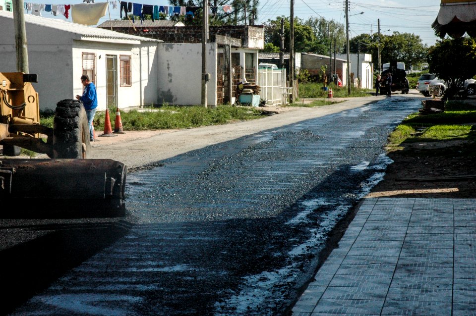 24.10.2017 - Asfaltamento da rua Quatro no bairro Navegantes