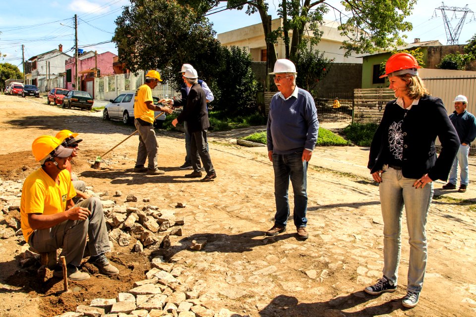 24.10.2017 - Prefeita Paula Mascarenhas em visita às obras do Sanep, ruas: Barros Cassal, Joaquim Vieira da Cunha, Arnaldo Mesquita de Menezes, Henrique Lorea