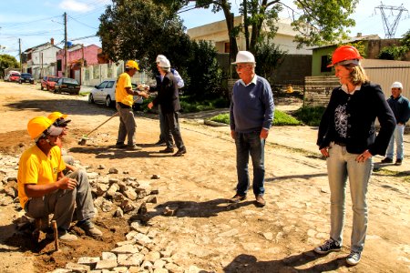 24.10.2017 - Prefeita Paula Mascarenhas em visita às obras do Sanep, ruas: Barros Cassal, Joaquim Vieira da Cunha, Arnaldo Mesquita de Menezes, Henrique Lorea