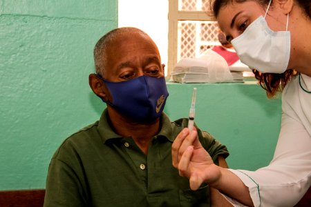 12.04.2021 Vacinação de idosos com 64 anos nas escolas Foto Rodrigo Chagas
