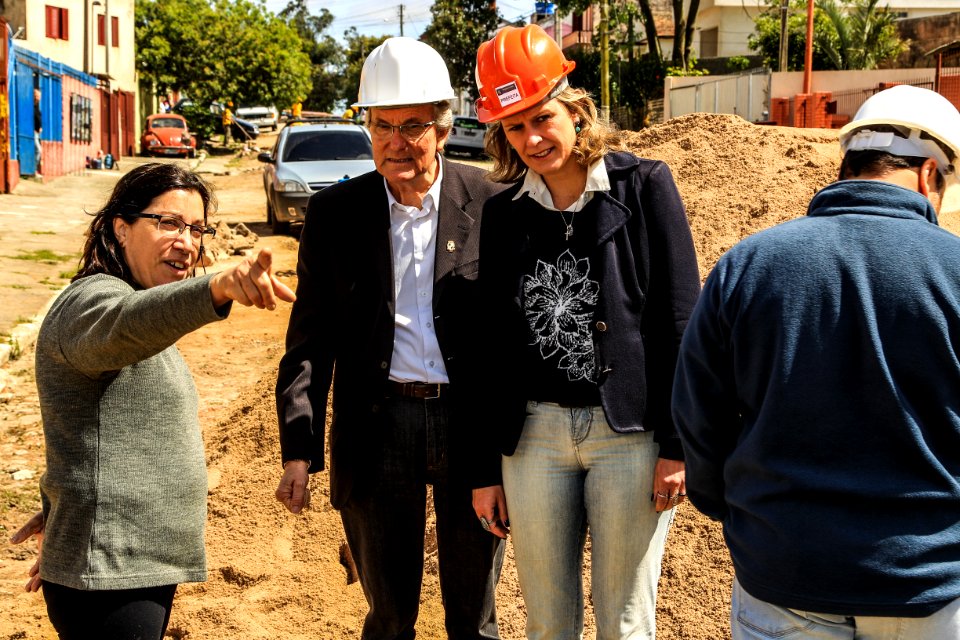 24.10.2017 - Prefeita Paula Mascarenhas em visita às obras do Sanep, ruas: Barros Cassal, Joaquim Vieira da Cunha, Arnaldo Mesquita de Menezes, Henrique Lorea