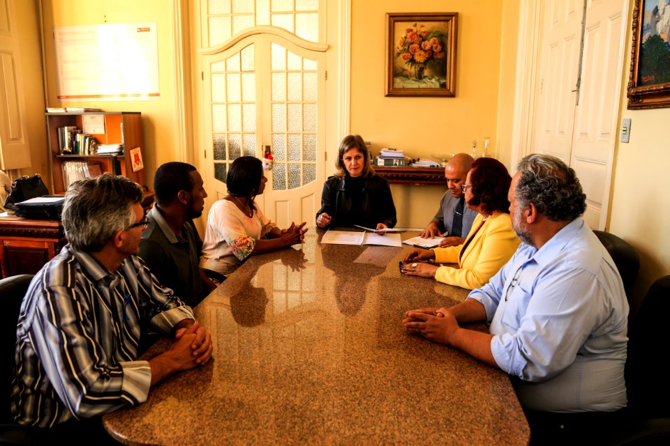 17.11.2017 - Prefeita Paula Mascarenhas em reunião com a vereadora Daiane Dias e, os vereadores Reinaldo Elias, Luiz Henrique Vianna e Ademar Ornel