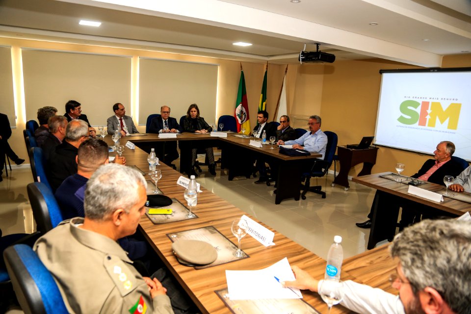 17.11.2017 - Prefeita Paula Mascarenhas na reunião da Azonasul com o Secretário Estadual de Segurança Pública, Cezar Schirmer