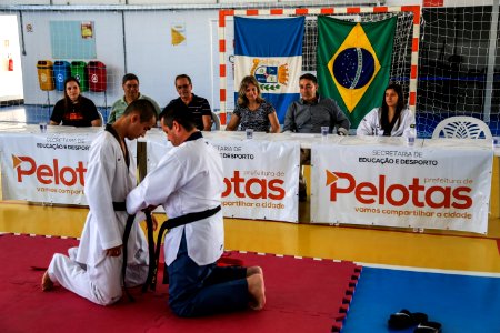 05.01.2018 - Prefeita Paula Mascarenhas na entrega das faixas pretas aos alunos de escolas municipais do Dunas e membros dos projeto Vida Ativa e Quem Luta Não Briga