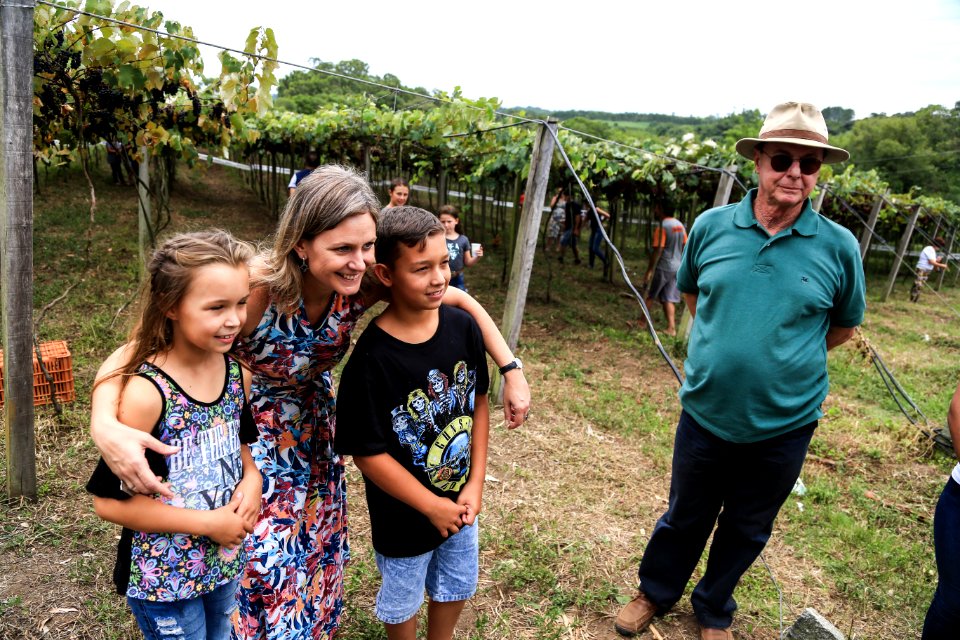 27.01.2018 - Prefeita Paula Mascarenhas durante abertura e Festa da Colheita da Uva, 8º Distrito, Colônia Santa Helena, propriedade de Dirceu Kurz - Foto: Gustavo Vara