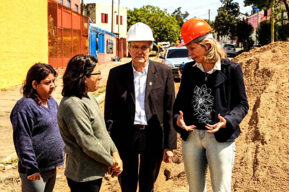 24.10.2017 - Prefeita Paula Mascarenhas em visita às obras do Sanep, ruas: Barros Cassal, Joaquim Vieira da Cunha, Arnaldo Mesquita de Menezes, Henrique Lorea