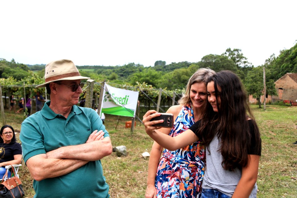 27.01.2018 - Prefeita Paula Mascarenhas durante abertura e Festa da Colheita da Uva, 8º Distrito, Colônia Santa Helena, propriedade de Dirceu Kurz - Foto: Gustavo Vara