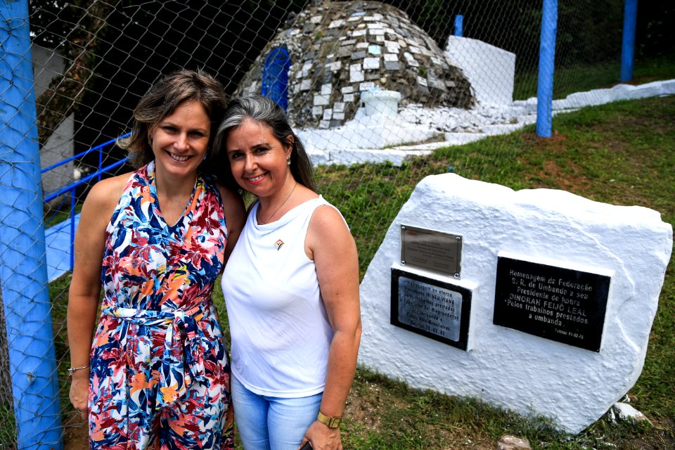 31.01.2018 - Prefeita Paula Mascarenhas durante entrega e instalação da placa no monumento à Iemanjá - Foto: Gustavo Vara