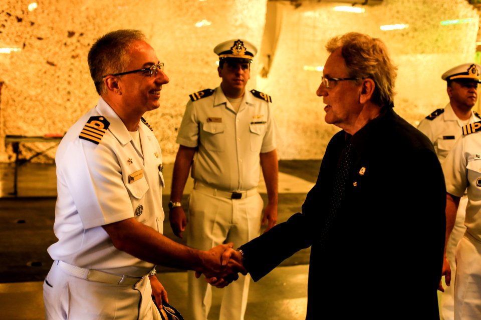 24.01.2019 - Prefeito em exercício Idemar Barz participa de visita guiada ao navio Porta Helicópteros multipropósito Atlântico, com o comandante do 5º Distrito Naval, vice-almirante José Renato de Oliveira - Foto: Gustavo Vara