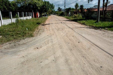 29.11.2017 - SSUI, colocação de saibro em ruas no bairro Laranjal