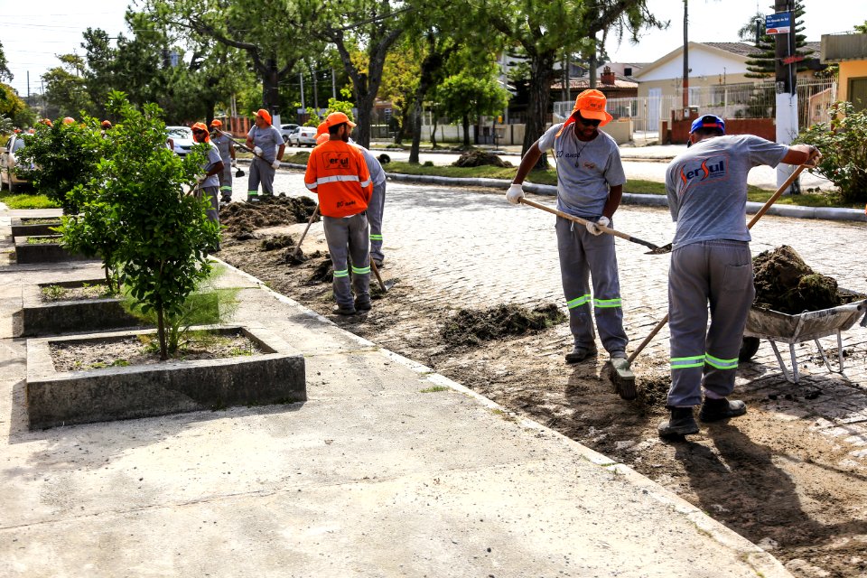 24.10.2017 - Serviços de limpeza urbana no Laranjal - SSUI