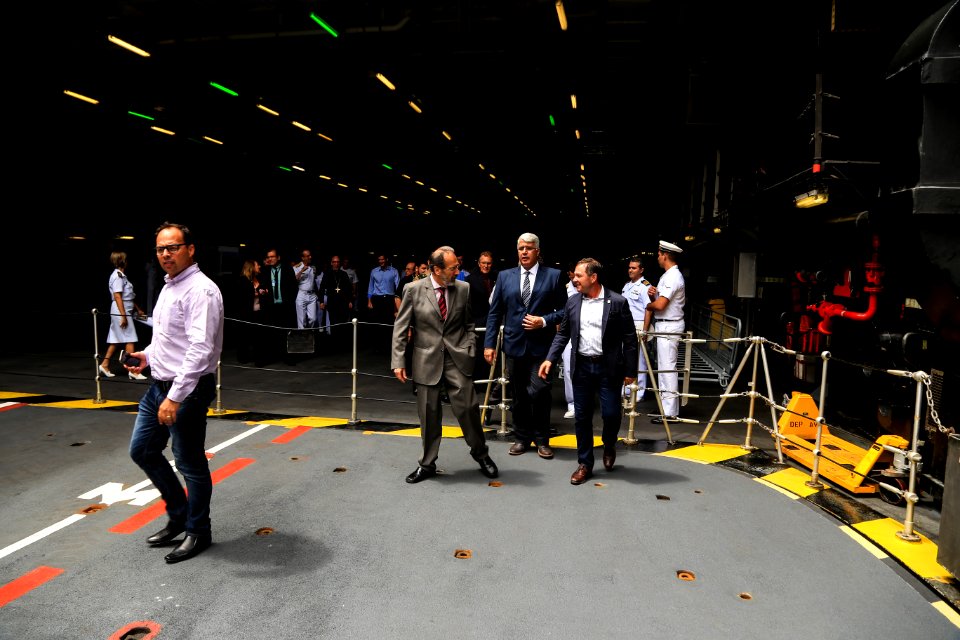 24.01.2019 - Prefeito em exercício Idemar Barz participa de visita guiada ao navio Porta Helicópteros multipropósito Atlântico, com o comandante do 5º Distrito Naval, vice-almirante José Renato de Oliveira - Foto: Gustavo Vara