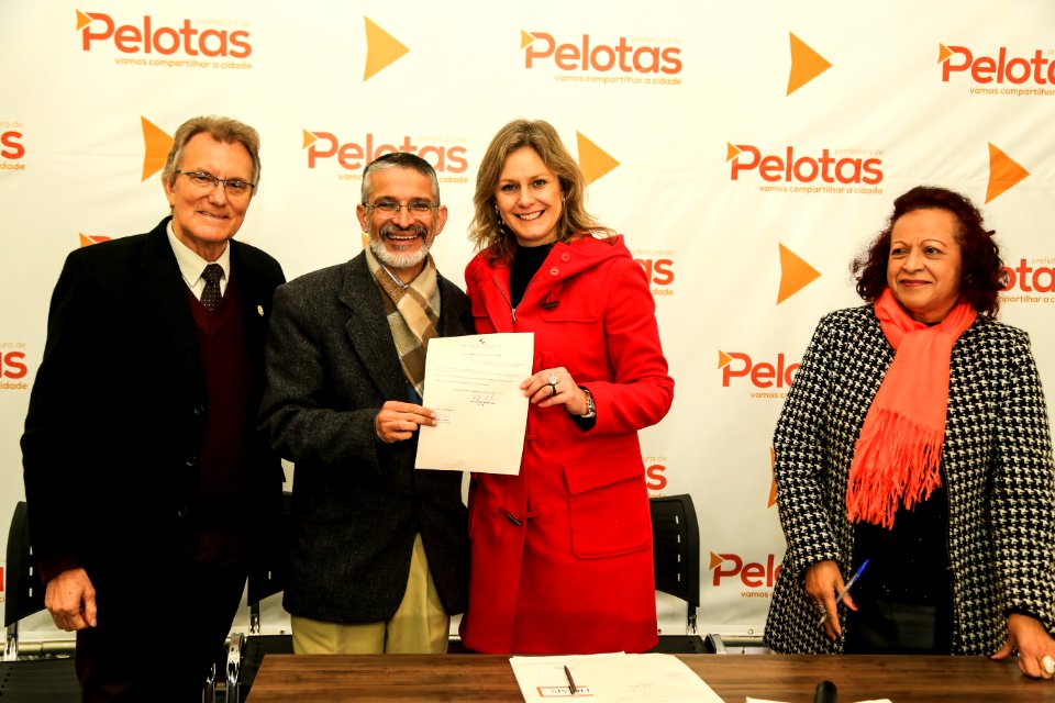 06.07.2018 - Prefeita Paula Mascarenhas e o vice Idemar Barz durante assinatura de leis “Instituição/ Cidadã(o) Emérita (o) - Foto: Gustavo Vara