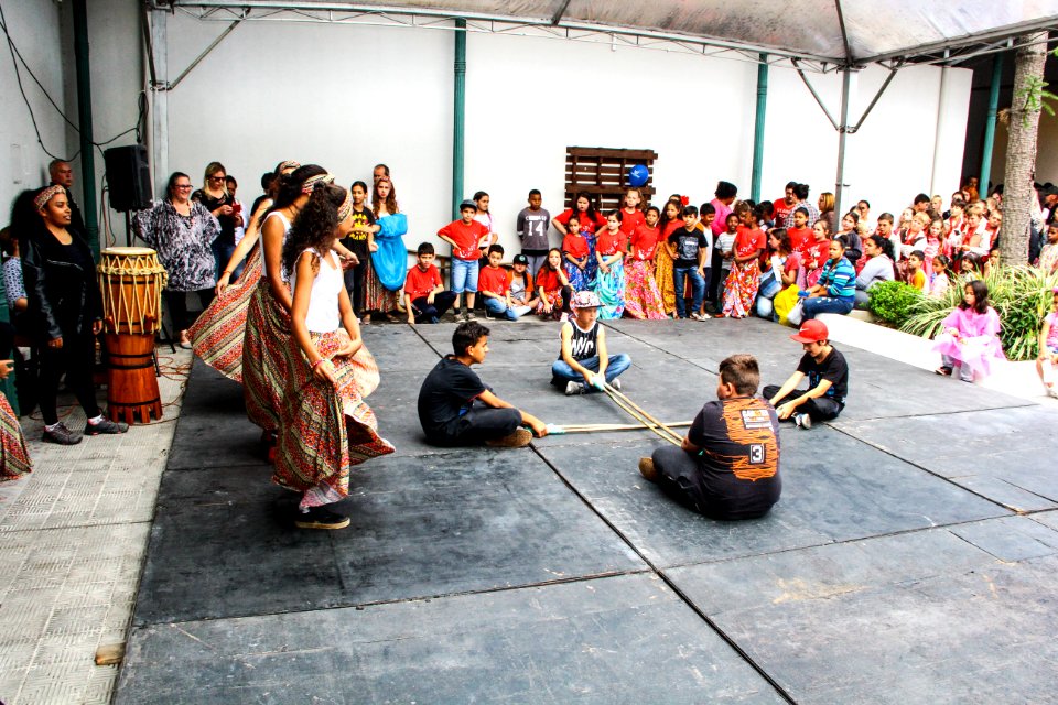 17.11.2017 - Ações que integram o projeto Africanidades - Alunos Smed no Mercado Central - Fotos: Marcel Avila