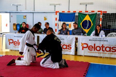 05.01.2018 - Prefeita Paula Mascarenhas na entrega das faixas pretas aos alunos de escolas municipais do Dunas e membros dos projeto Vida Ativa e Quem Luta Não Briga