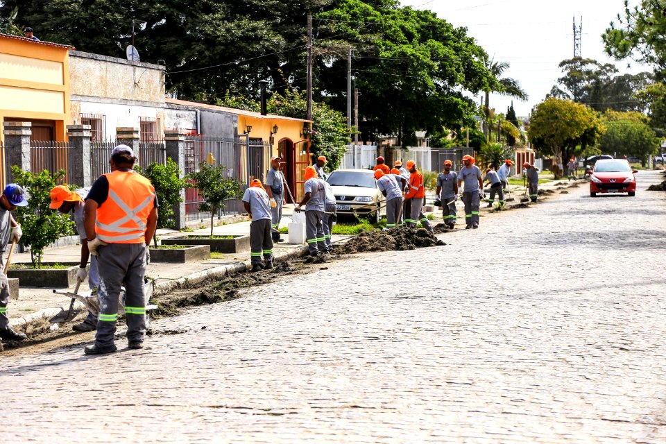 24.10.2017 - Serviços de limpeza urbana no Laranjal - SSUI