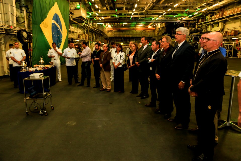 24.01.2019 - Prefeito em exercício Idemar Barz participa de visita guiada ao navio Porta Helicópteros multipropósito Atlântico, com o comandante do 5º Distrito Naval, vice-almirante José Renato de Oliveira - Foto: Gustavo Vara