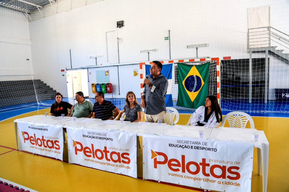 05.01.2018 - Prefeita Paula Mascarenhas na entrega das faixas pretas aos alunos de escolas municipais do Dunas e membros dos projeto Vida Ativa e Quem Luta Não Briga