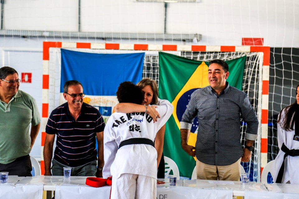 05.01.2018 - Prefeita Paula Mascarenhas na entrega das faixas pretas aos alunos de escolas municipais do Dunas e membros dos projeto Vida Ativa e Quem Luta Não Briga