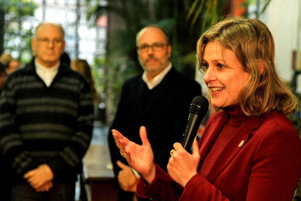 07.08.2018 - Prefeita Paula Mascarenhas no ato de descerramento da placa em comemoração aos 50 anos do curso de Engenharia da Universidade Católica de Pelotas - Foto: Gustavo Vara